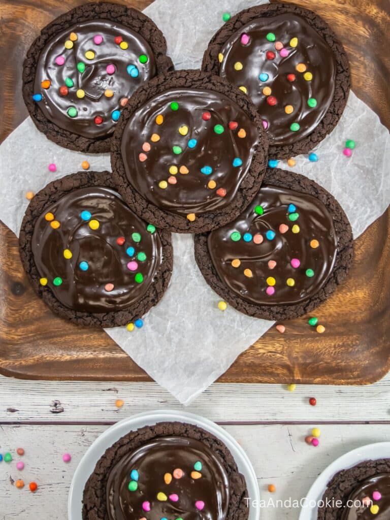 A plate of chocolate brownie cookies